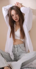 白色衬衫 背心 牛仔裤 长发漂亮纤细线条女生室内气质时尚写真图片