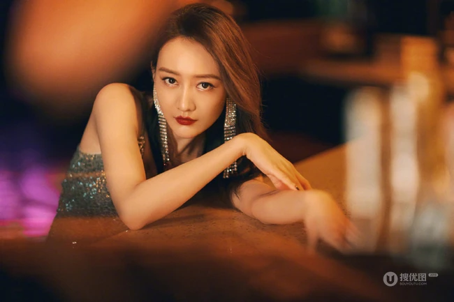 王鸥流光溢彩，摇曳生姿，女人味十足写真图片