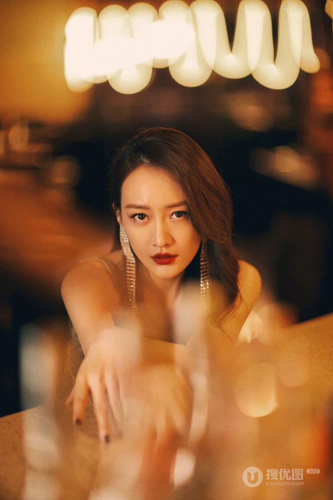 王鸥流光溢彩，摇曳生姿，女人味十足写真图片