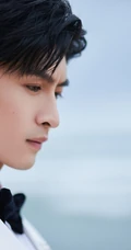 张云龙温文尔雅，宛如翩翩王子黑白搭帅气海边写真图片