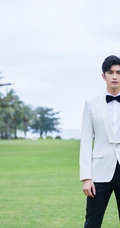 张云龙温文尔雅，宛如翩翩王子黑白搭帅气海边写真图片