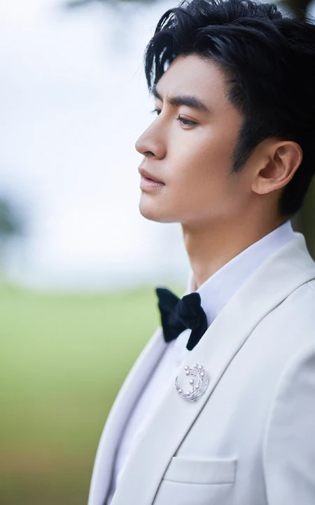 张云龙温文尔雅，宛如翩翩王子黑白搭帅气海边写真图片