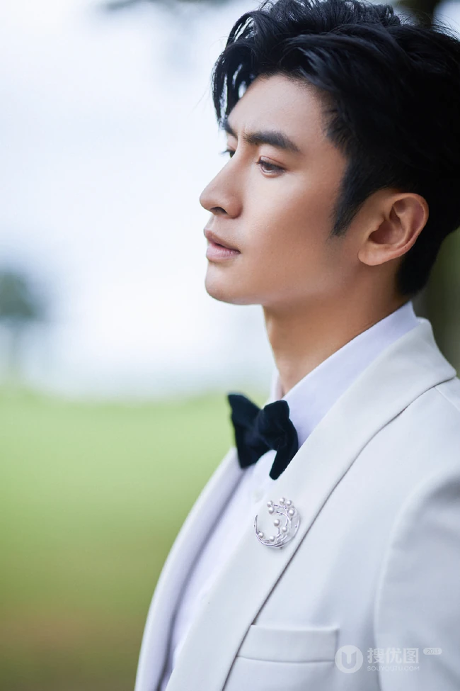 张云龙温文尔雅，宛如翩翩王子黑白搭帅气海边写真图片