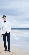 张云龙温文尔雅，宛如翩翩王子黑白搭帅气海边写真图片