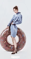 周雨彤青春朝气，时尚靓丽穿搭写真美照