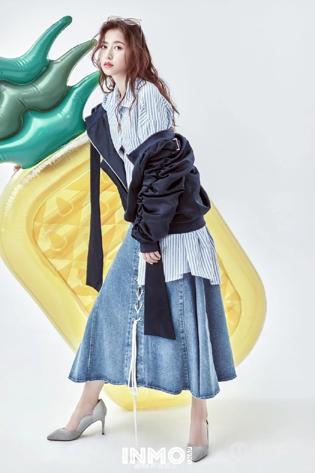 周雨彤青春朝气，时尚靓丽穿搭写真美照