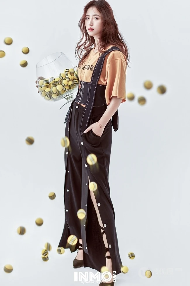 周雨彤青春朝气，时尚靓丽穿搭写真美照
