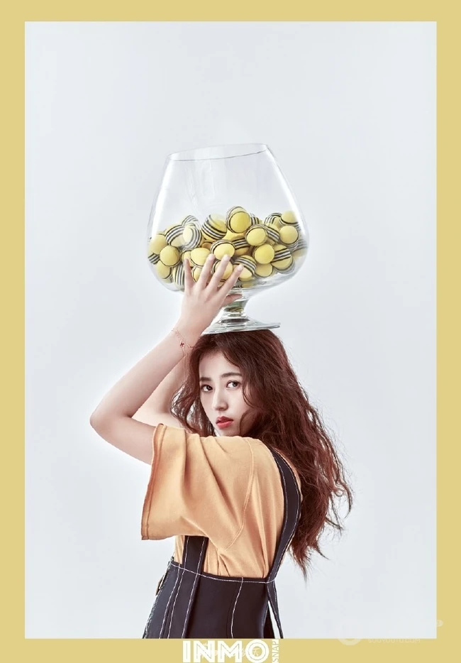 周雨彤青春朝气，时尚靓丽穿搭写真美照