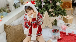 圣诞女孩 圣诞节 圣诞树 清新养眼短裤美少女高清壁纸图片