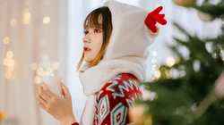 圣诞女孩 圣诞节 圣诞树 清新养眼短裤美少女高清壁纸图片