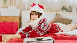 圣诞女孩 圣诞节 圣诞树 清新养眼短裤美少女高清壁纸图片