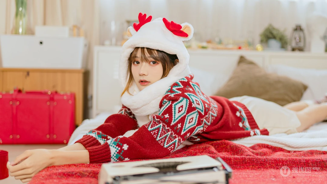 圣诞女孩 圣诞节 圣诞树 清新养眼短裤美少女高清壁纸图片