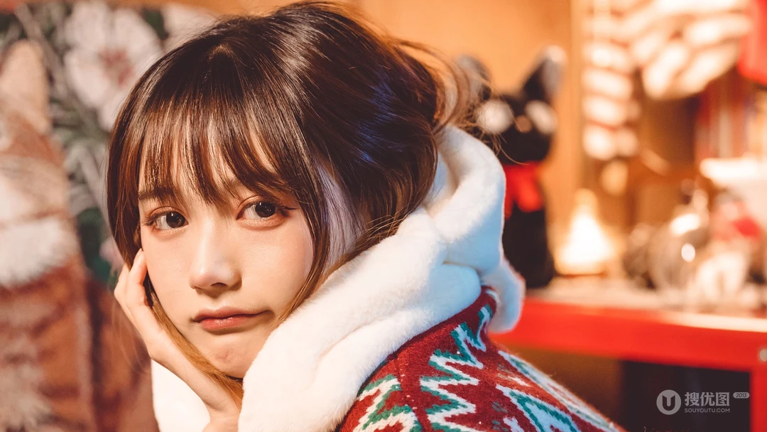 圣诞女孩 圣诞节 圣诞树 清新养眼短裤美少女高清壁纸图片