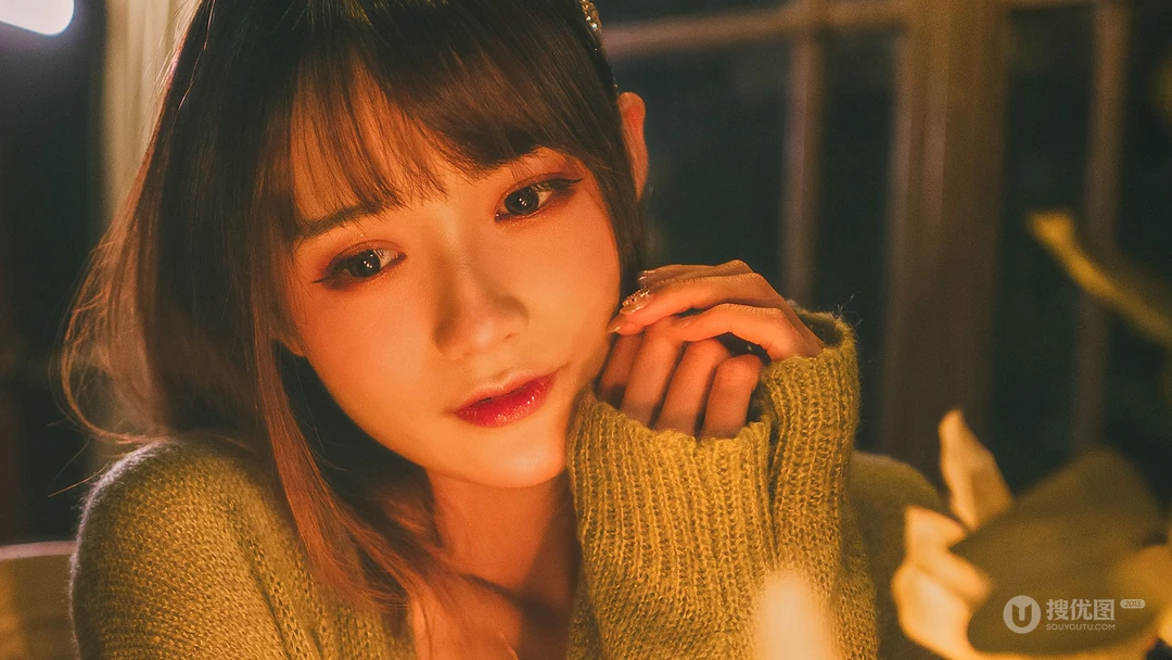 烛光中的少女，燃烧 蜡烛 美少女 温暖色写真高清壁纸图片