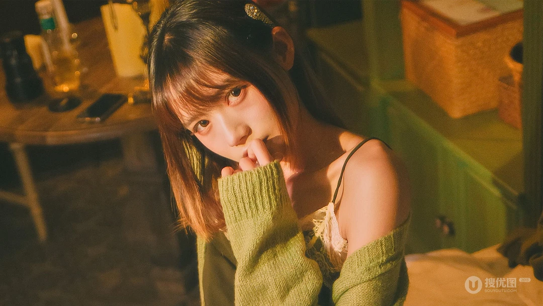 烛光中的少女，燃烧 蜡烛 美少女 温暖色写真高清壁纸图片