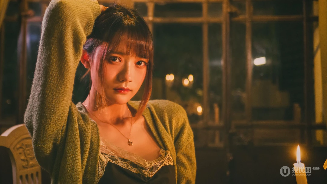 烛光中的少女，燃烧 蜡烛 美少女 温暖色写真高清壁纸图片