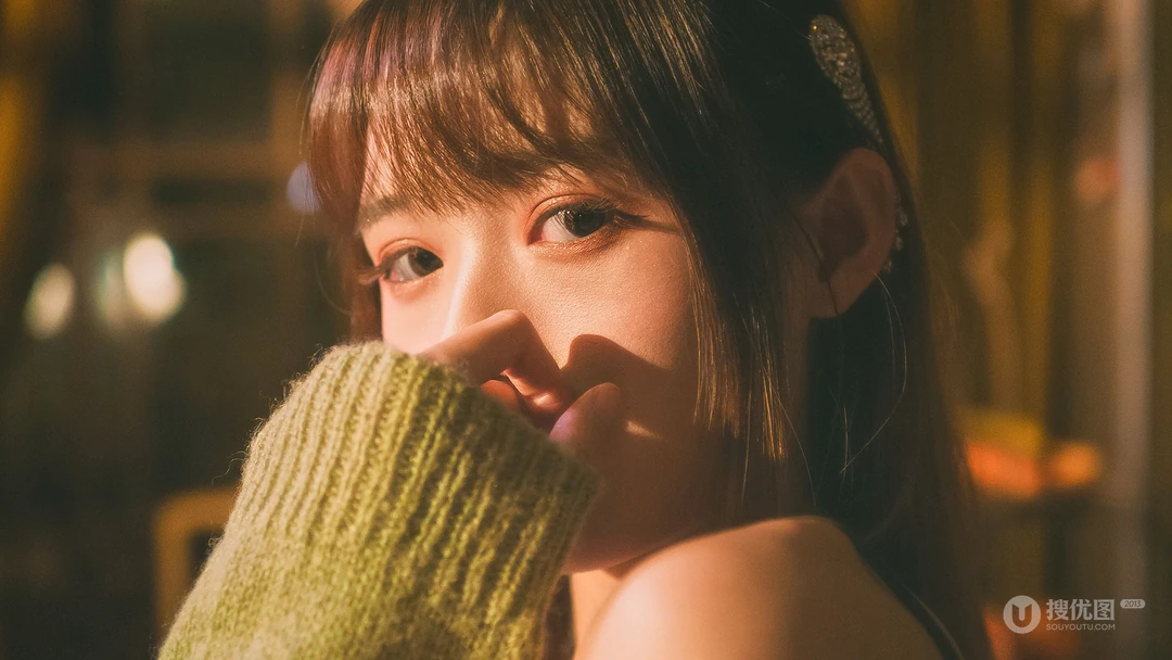 烛光中的少女，燃烧 蜡烛 美少女 温暖色写真高清壁纸图片