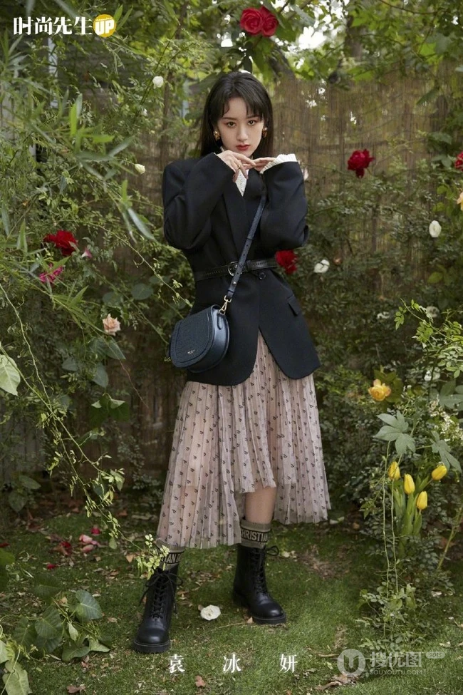 袁冰妍绿花丛中娇艳可人杂志写真图片