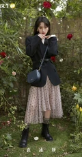 袁冰妍绿花丛中娇艳可人杂志写真图片