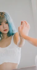 身形匀称精选身材染发女生短款装肩带衣紧身裤浴室吸睛写真图片