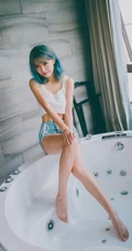 身形匀称精选身材染发女生短款装肩带衣紧身裤浴室吸睛写真图片
