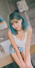 身形匀称精选身材染发女生短款装肩带衣紧身裤浴室吸睛写真图片