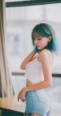 身形匀称精选身材染发女生短款装肩带衣紧身裤浴室吸睛写真图片