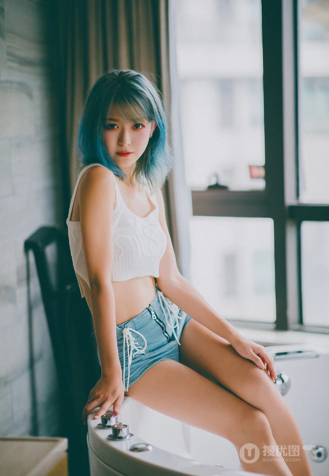 身形匀称精选身材染发女生短款装肩带衣紧身裤浴室吸睛写真图片