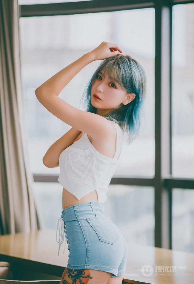 身形匀称精选身材染发女生短款装肩带衣紧身裤浴室吸睛写真图片