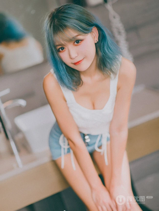 身形匀称精选身材染发女生短款装肩带衣紧身裤浴室吸睛写真图片