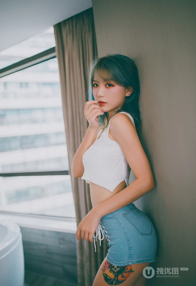 身形匀称精选身材染发女生短款装肩带衣紧身裤浴室吸睛写真图片