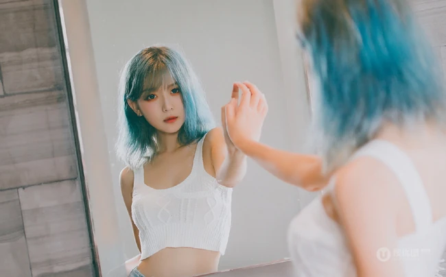 身形匀称精选身材染发女生短款装肩带衣紧身裤浴室吸睛写真图片