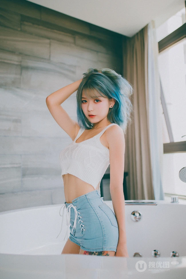 身形匀称精选身材染发女生短款装肩带衣紧身裤浴室吸睛写真图片