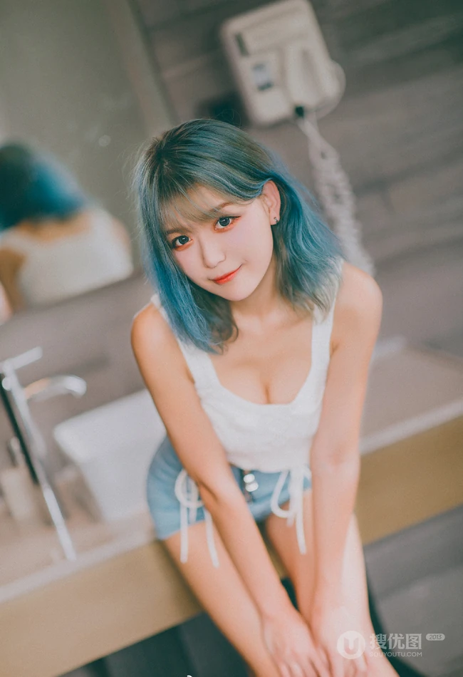 身形匀称精选身材染发女生短款装肩带衣紧身裤浴室吸睛写真图片