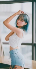 身形匀称精选身材染发女生短款装肩带衣紧身裤浴室吸睛写真图片