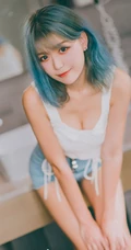 身形匀称精选身材染发女生短款装肩带衣紧身裤浴室吸睛写真图片