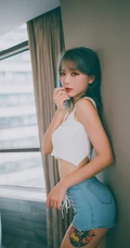 身形匀称精选身材染发女生短款装肩带衣紧身裤浴室吸睛写真图片
