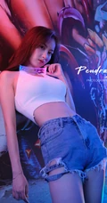 匀称气质港风正妹白皙短款装背心牛仔短裤穿着活力四射灯房写真图片