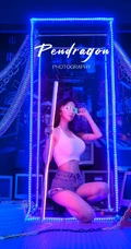 匀称气质港风正妹白皙短款装背心牛仔短裤穿着活力四射灯房写真图片