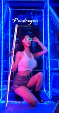 匀称气质港风正妹白皙短款装背心牛仔短裤穿着活力四射灯房写真图片
