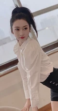 马尾辫发型的宣璐白衫黑短裙练习舞蹈写真图片