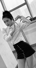 马尾辫发型的宣璐白衫黑短裙练习舞蹈写真图片