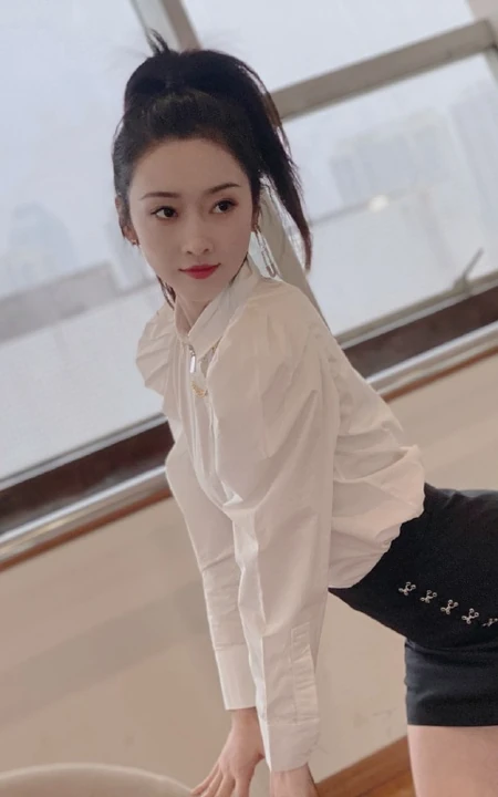 马尾辫发型的宣璐白衫黑短裙练习舞蹈写真图片