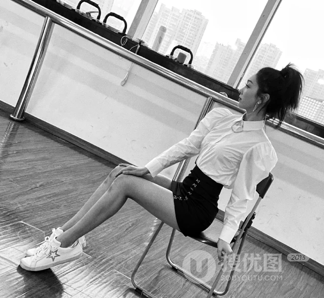 马尾辫发型的宣璐白衫黑短裙练习舞蹈写真图片