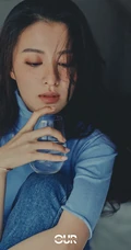 王楚然蓝色高领毛衣牛仔裤室内写真美照