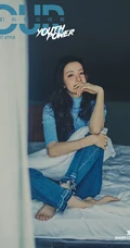 王楚然蓝色高领毛衣牛仔裤室内写真美照