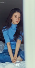 王楚然蓝色高领毛衣牛仔裤室内写真美照