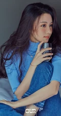 王楚然蓝色高领毛衣牛仔裤室内写真美照