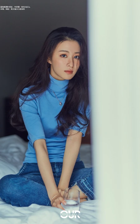 王楚然蓝色高领毛衣牛仔裤室内写真美照
