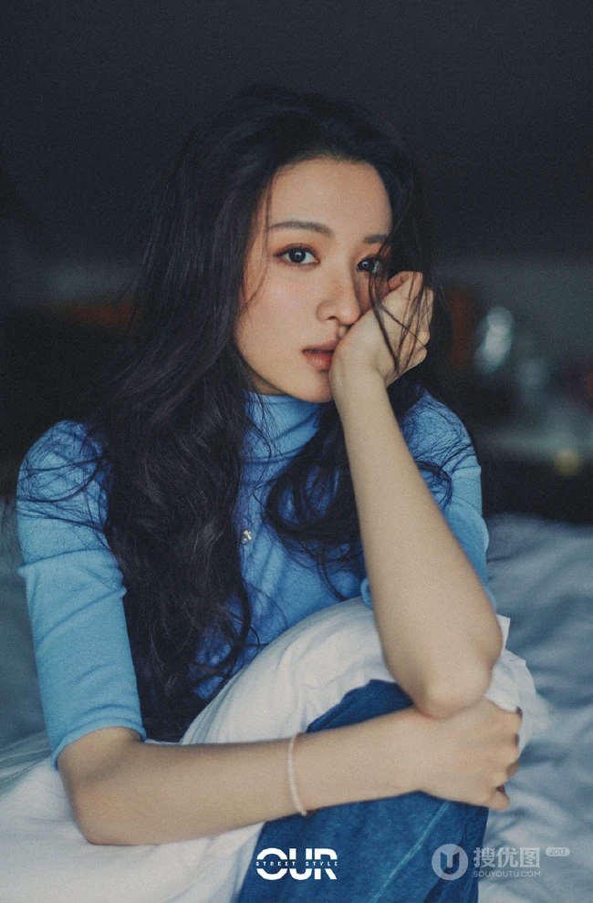 王楚然蓝色高领毛衣牛仔裤室内写真美照